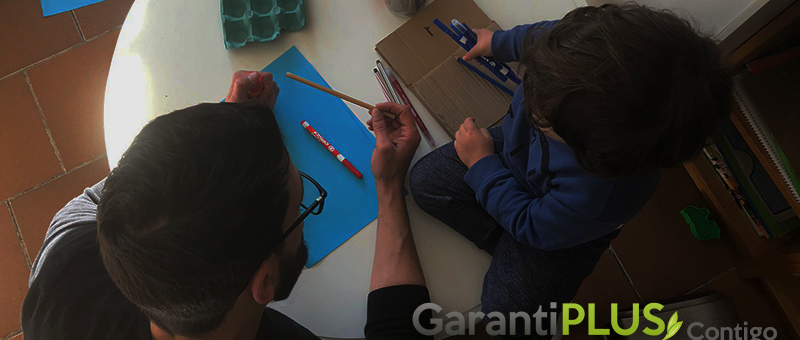 Sigo creando coches de juguete en casa con mi hijo durante la cuarentena
