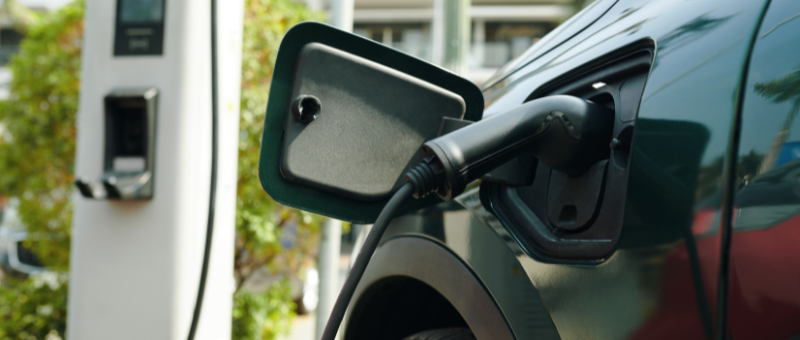 El coche eléctrico de ocasión crece en España ¿por qué es clave proteger tu inversión?